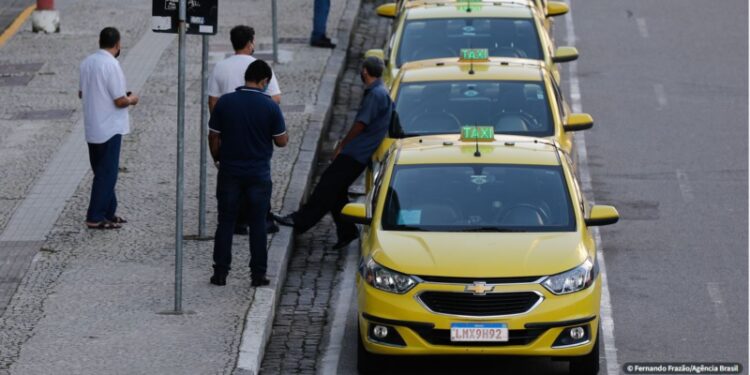 Governo pede a prefeituras cadastro de taxistas para pagar benefício