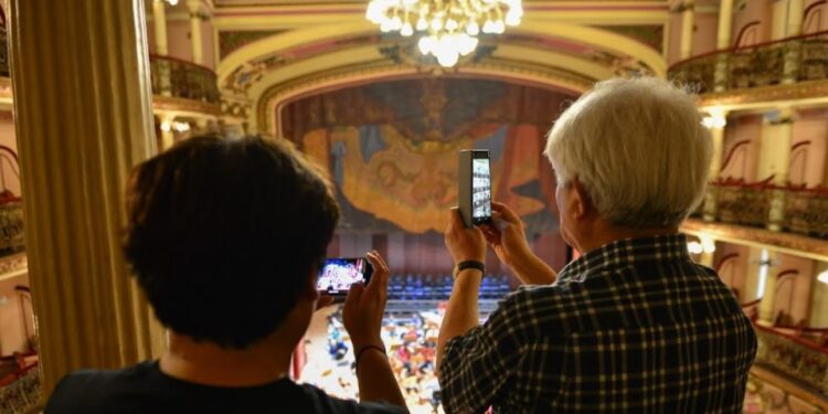Teatro Amazonas reabre aos domingos para visitação turística guiada