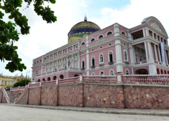 Teatro Amazonas reabre aos domingos para visitação turística guiada