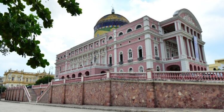 Teatro Amazonas reabre aos domingos para visitação turística guiada