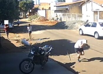 Vídeo: Homem atira em vizinho que limpava a calçada dele e tiro acerta o ouvido