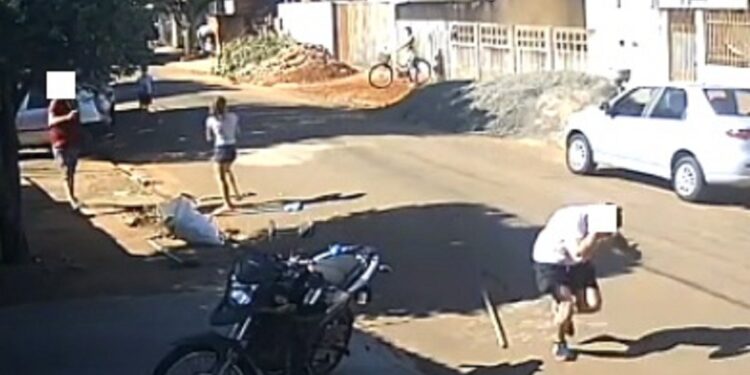 Vídeo: Homem atira em vizinho que limpava a calçada dele e tiro acerta o ouvido