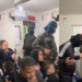 Vídeo: Com fuzis, criminosos entram em culto e pedem oração antes de serem atacados por rivais