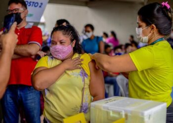 Manaus abre 12 locais de vacinação neste sábado e tenta conter avanço da Covid