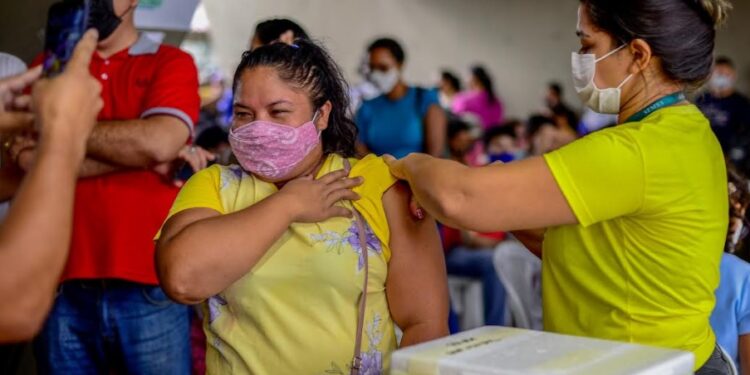 Manaus abre 12 locais de vacinação neste sábado e tenta conter avanço da Covid