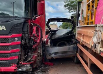 Motorista tenta fazer ultrapassagem e fica preso entre carreta e caminhão na BR-174