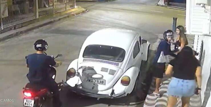 Vídeo: homens armados rendem duas mulheres e uma criança durante assalto em Manaus