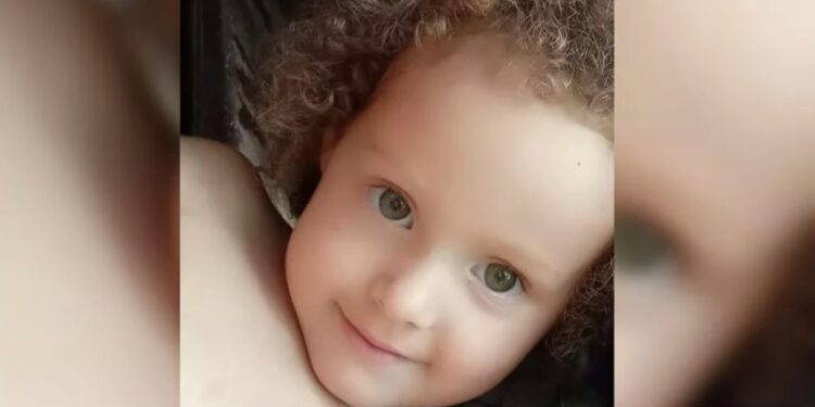 Menina de 5 anos morre após ser usada de escudo e levar tiro na cabeça