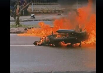 Moto esquenta, tanque pega fogo e queima idoso a caminho do trabalho em Manaus