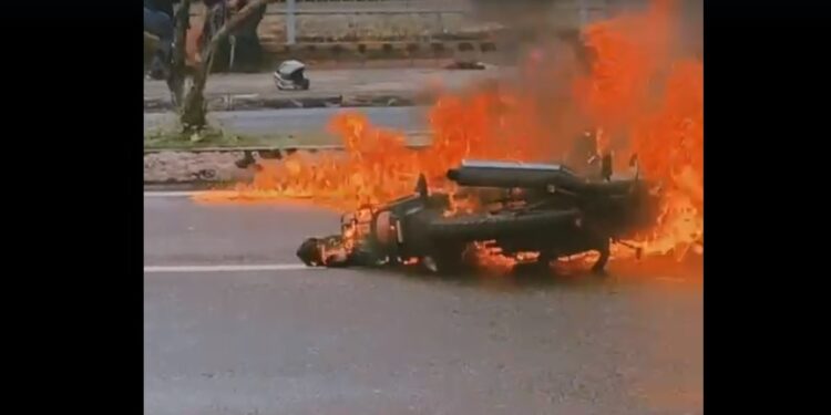 Moto esquenta, tanque pega fogo e queima idoso a caminho do trabalho em Manaus