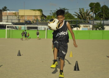 ‘Mais Futevôlei nos Bairros’ ainda está com inscrições abertas e já beneficiou mais de 1,2 mil alunos