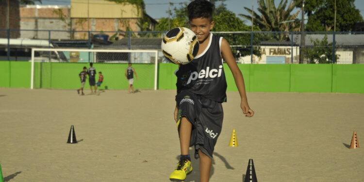 ‘Mais Futevôlei nos Bairros’ ainda está com inscrições abertas e já beneficiou mais de 1,2 mil alunos