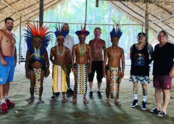 Baixista do Guns nada com boto e se encanta a Amazônia: ‘só curtindo com o Tuyuka no rio Negro
