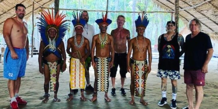 Baixista do Guns nada com boto e se encanta a Amazônia: ‘só curtindo com o Tuyuka no rio Negro