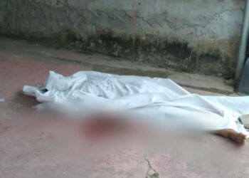 Homem corre 200 metros após levar tiros de criminosos e cai morto em frente de casa no Tarumã