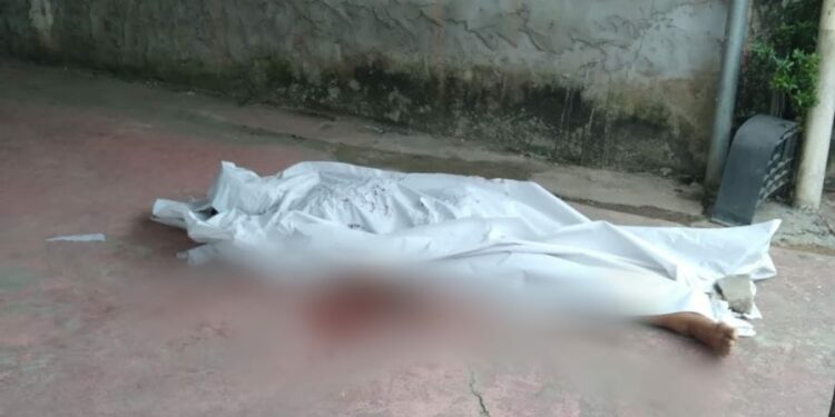 Homem corre 200 metros após levar tiros de criminosos e cai morto em frente de casa no Tarumã