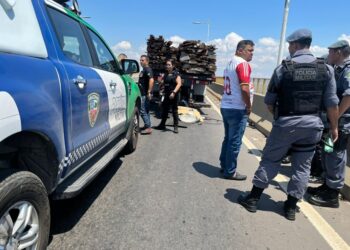 Homem morre na Ponte Rio Negro após bater a moto na traseira de caminhão