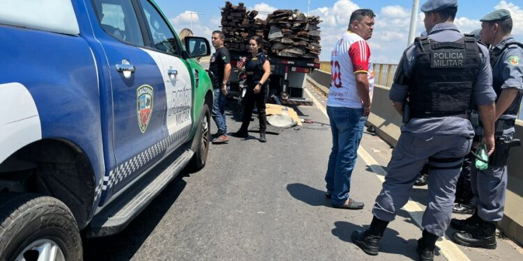 Homem morre na Ponte Rio Negro após bater a moto na traseira de caminhão