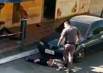 Justiça absolve policial que pisou na cabeça de mulher negra durante abordagem
