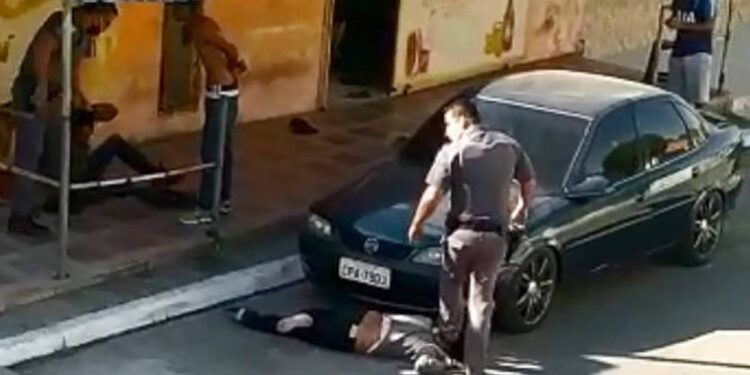 Justiça absolve policial que pisou na cabeça de mulher negra durante abordagem