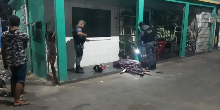Mototaxista é encurralado em beco na Compensa e morto com mais de 15 tiros