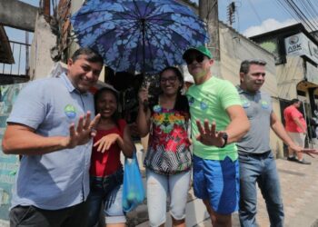 Wilson Lima recebe apoio de moradores e comerciantes do Mauazinho, durante caminhada