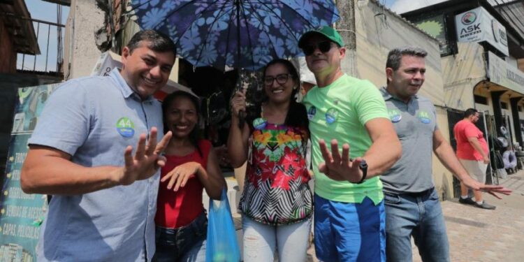 Wilson Lima recebe apoio de moradores e comerciantes do Mauazinho, durante caminhada