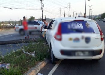 Acidente de trânsito: carro derruba poste e deixa avenida bloqueada em Manaus