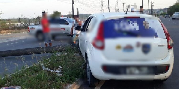 Acidente de trânsito: carro derruba poste e deixa avenida bloqueada em Manaus