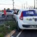 Acidente de trânsito: carro derruba poste e deixa avenida bloqueada em Manaus