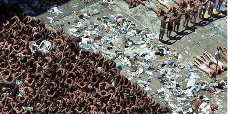 PMs envolvidos no massacre do Carandiru são condenados a 600 anos de prisão