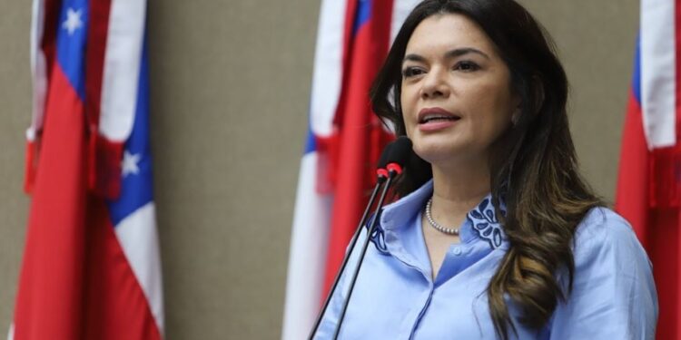 Raio-X da Política: Alessandra Campêlo gasta quase um milhão de Cotão e ganha promoção mesmo fora da PC