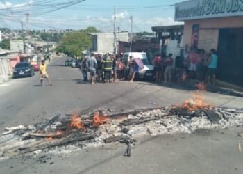 Há três dias no escuro, moradores do Zumbi protestam contra a AM Energia