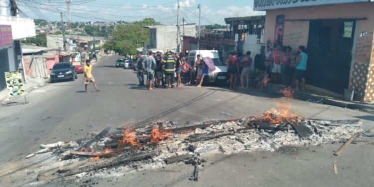 Há três dias no escuro, moradores do Zumbi protestam contra a AM Energia