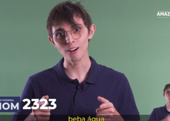 Amom Mandel só tem tempo de dizer ‘beba água’ em seu 1 segundo de campanha eleitoral; veja