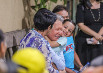 Arthur Neto é recebido com festa nos bairros de Manaus