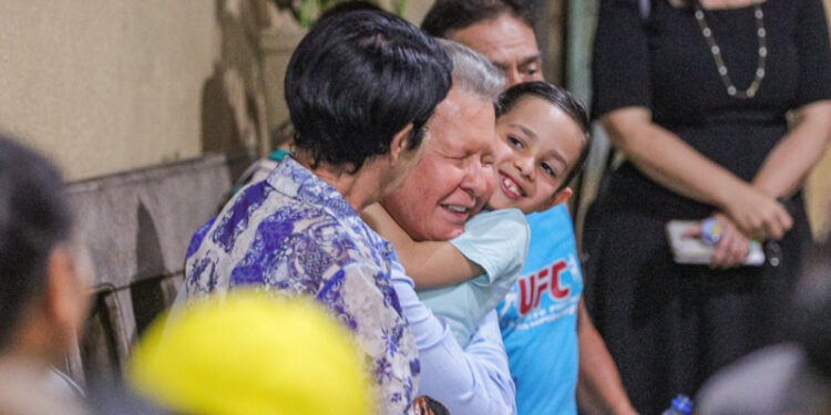 Arthur Neto é recebido com festa nos bairros de Manaus