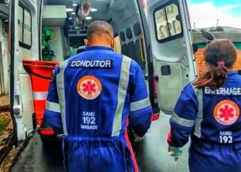 Urrando de dor, homem baleado invade casa em Manaus para pedir socorro