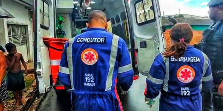Urrando de dor, homem baleado invade casa em Manaus para pedir socorro