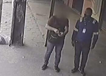 Ladrão se disfarça de trabalhador para assaltar em parada de ônibus de Manaus