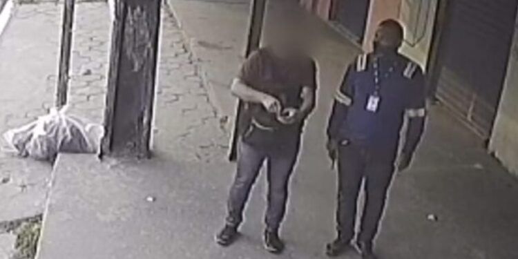 Ladrão se disfarça de trabalhador para assaltar em parada de ônibus de Manaus