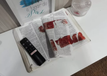 Obreiro mata esposa a facadas e limpa a arma em Bíblia, no Salmo 102