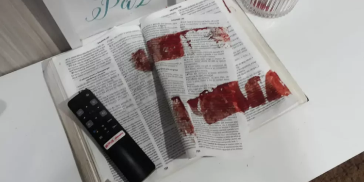 Obreiro mata esposa a facadas e limpa a arma em Bíblia, no Salmo 102