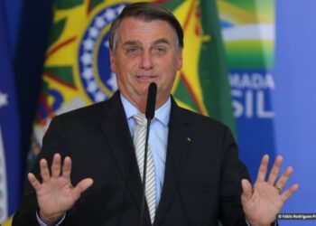 ‘Povo armado jamais será escravizado; comprem suas armas’, diz Bolsonaro