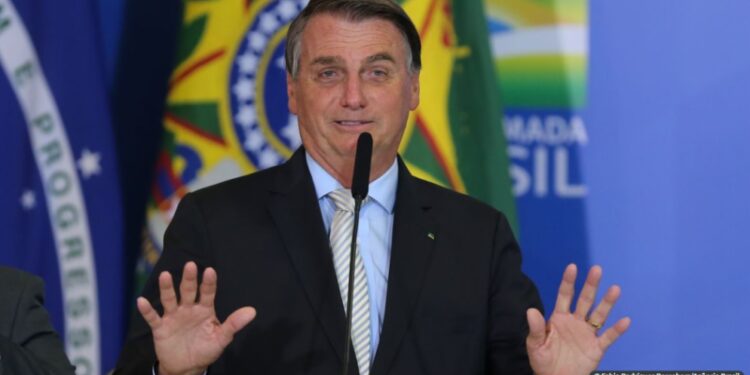 ‘Povo armado jamais será escravizado; comprem suas armas’, diz Bolsonaro
