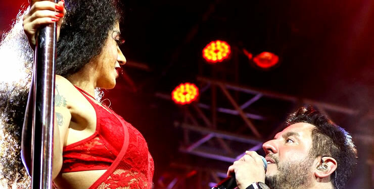 Bruno, da dupla com Marrone, ‘arma a barraca’ ao se empolgar com dançarina em show