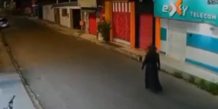 Moradores da ZL em Manaus tentam descobrir quem é a bruxa que anda de madrugada nas ruas