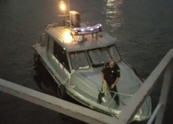 Jovem tenta fazer foto em cima de caiaque, cai e desaparece na Ponta Negra