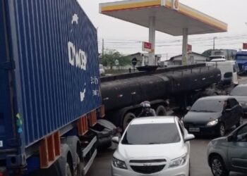 Carreta e caminhão-tanque espalha óleo e deixa trânsito perigoso em Manaus
