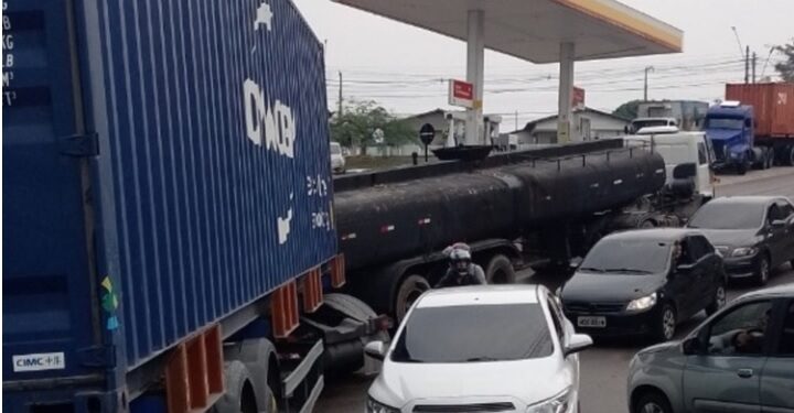 Carreta e caminhão-tanque espalha óleo e deixa trânsito perigoso em Manaus